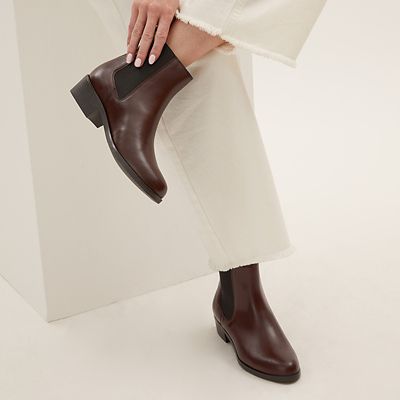 Woman wearing leather Chelsea boots with Insolia technology