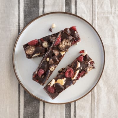 Peanut and raspberry fridge cake