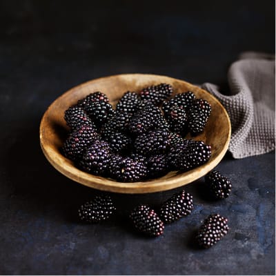 A bowl of blackberries