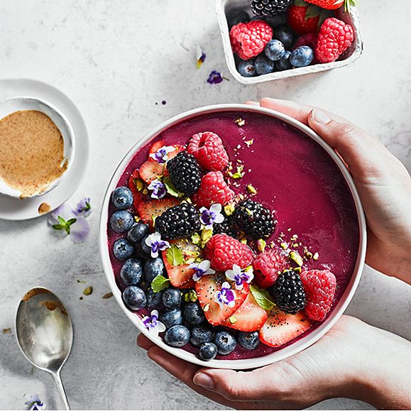 Berry breakfast smoothie bowl
