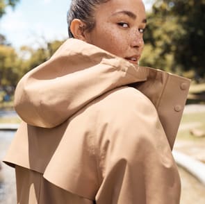 Woman wearing a beige parka