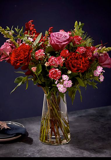 Luxury red rose and antirrhinum Christmas bouquet in glass vase. Shop now 