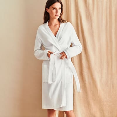 Lightweight short outlet sleeve dressing gown