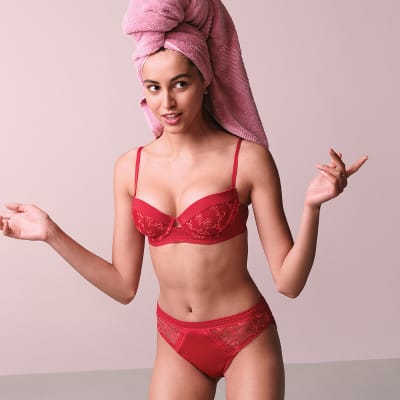 https://asset1.cxnmarksandspencer.com/is/image/mands/20210921_LF_L_History-of-M&S-lingerie-DE_EW_01?$editorial_780x780$