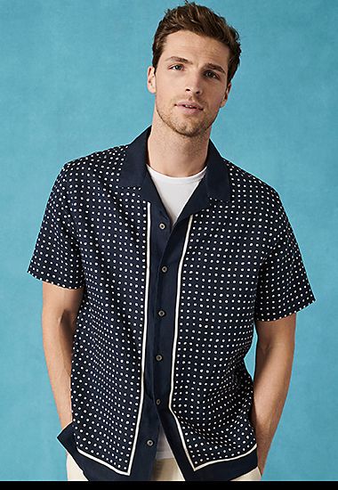Man wearing navy-mix patterned linen Tencel revere-collar short-sleeved shirt