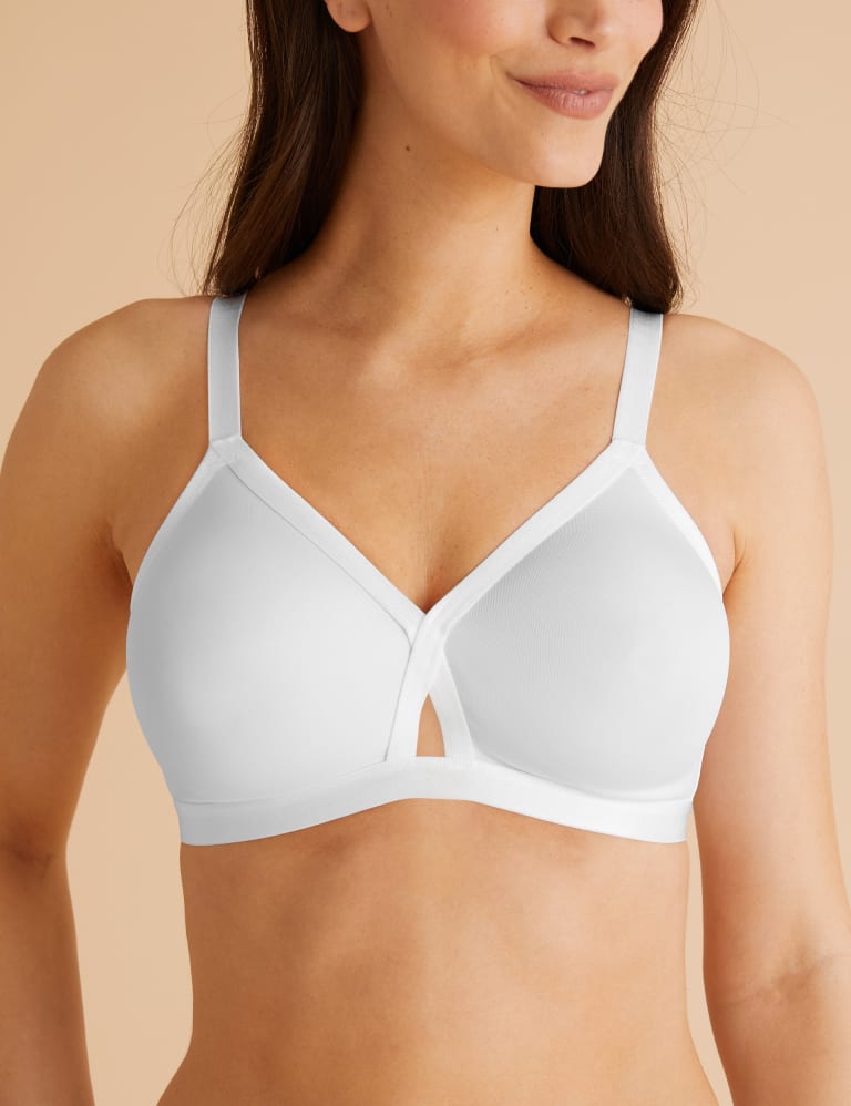 MARKS AND SPENCER WHITE NON WIRED MOULDED CROP BRA SIZE 3OAA CUP