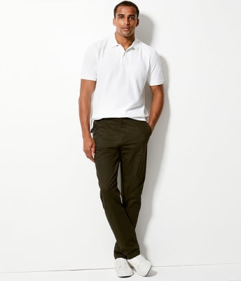 Man wearing regular fit chinos
