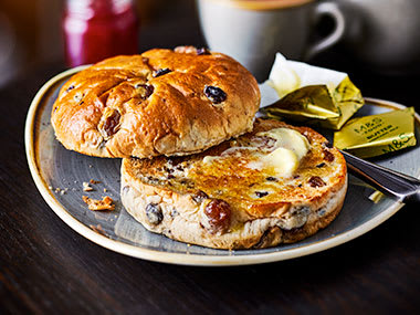 Toasted teacakes with butter