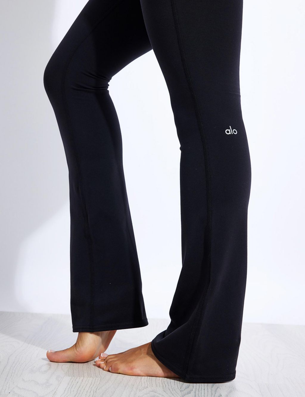 Airbrush high-rise bootcut pants in black - Alo Yoga