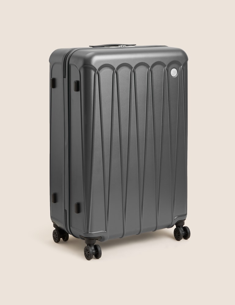 Rigid suitcase, little dimensions.