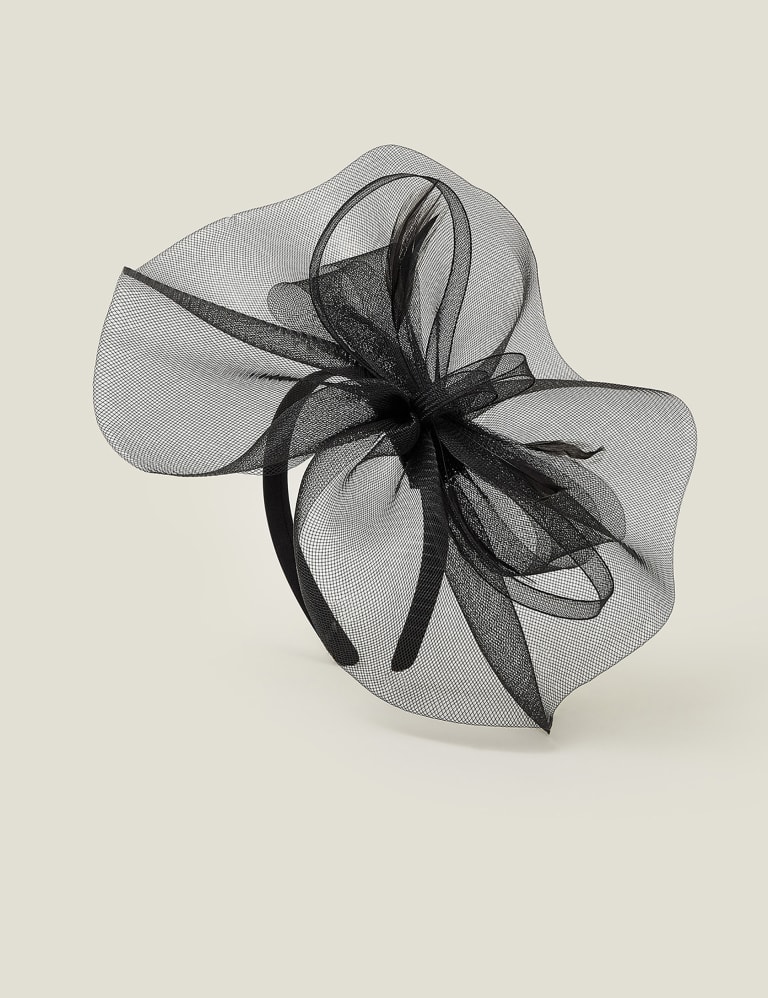Black fascinator accessorize top