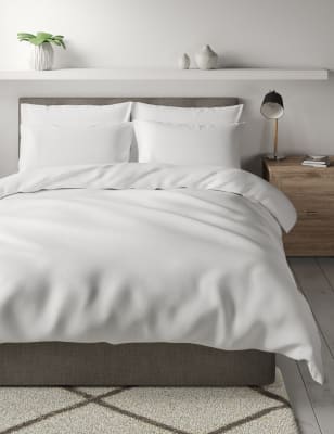 Parure de lit textur&eacute;e &agrave; motif jacquard, orn&eacute;e de dentelle