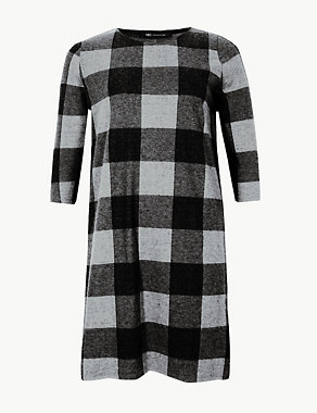 CURVE Checked 3/4 Sleeve Shift Dress Image 2 of 4