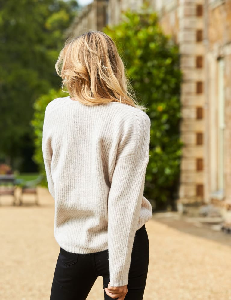 cable-knit V-neck jumper