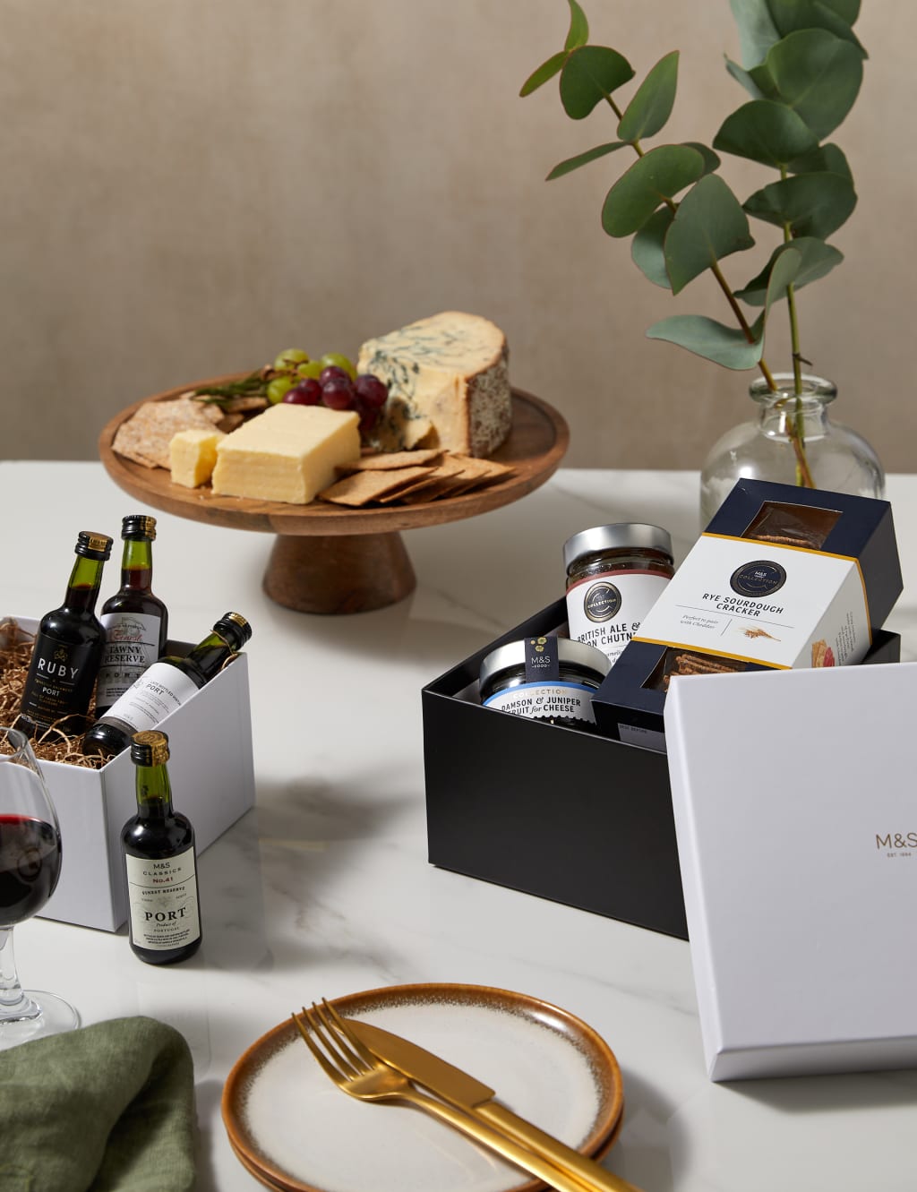 M&s shop cheese hamper