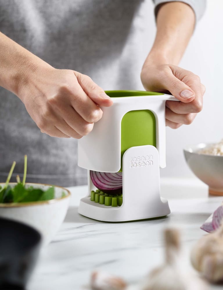 Vegetable Chopper with Easy-Pour Opening