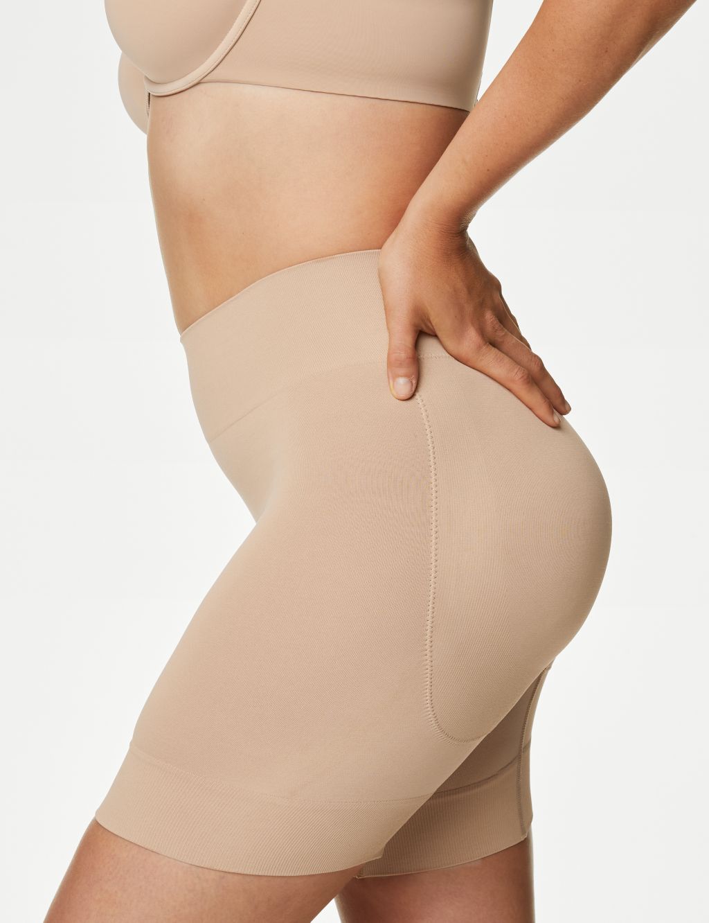 Cool Comfort™ Seamless Bum Boosting Shorts 2 of 8