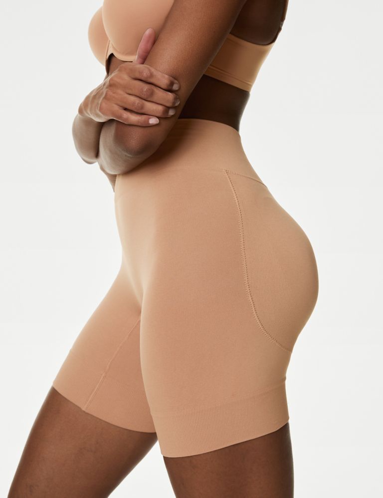 Cool Comfort™ Seamless Bum Boosting Shorts 3 of 8