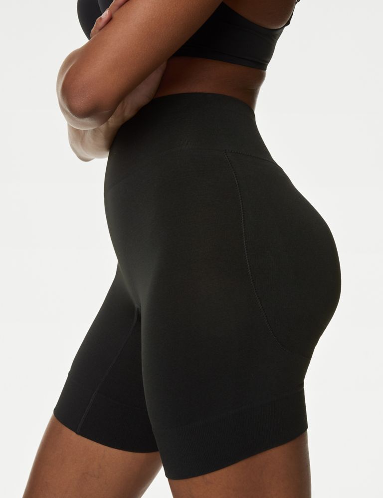 Cool Comfort™ Seamless Bum Boosting Shorts 3 of 9