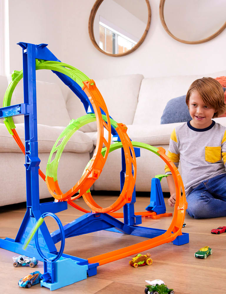 Hot Wheels Action Corkscrew Triple Loop Track Set with 1 Toy Car