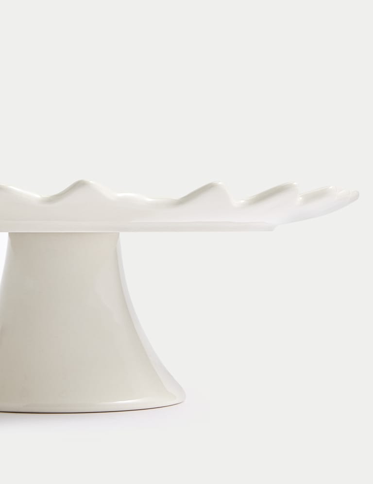 Ruffled cake stand hotsell