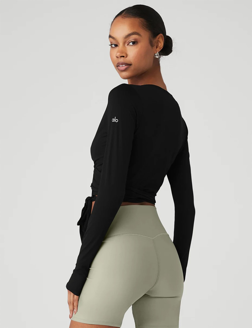 black v neck long sleeve crop top