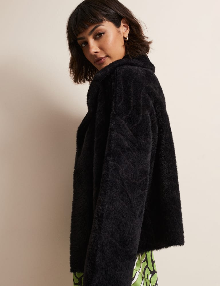 Short black shop faux fur coat