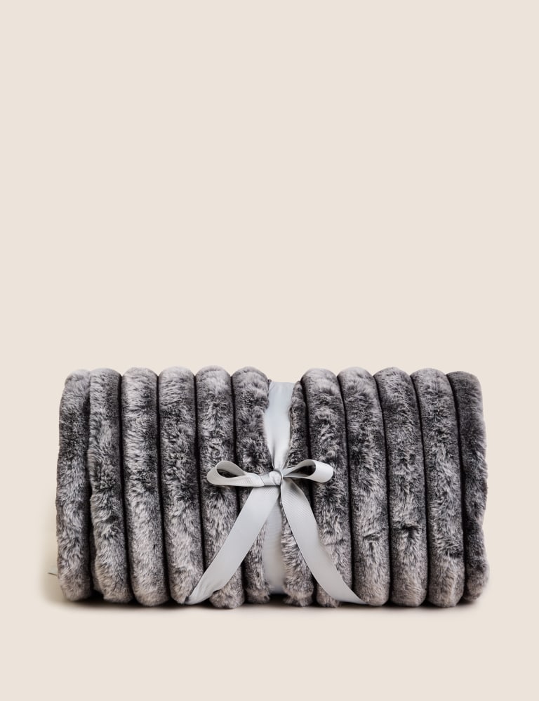 Marks and spencer throws store