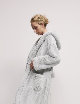 Grey fluffy dressing gown with online hood