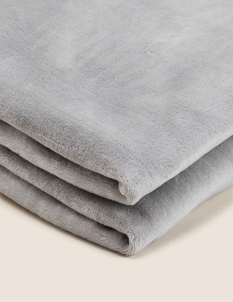 M&s throws clearance