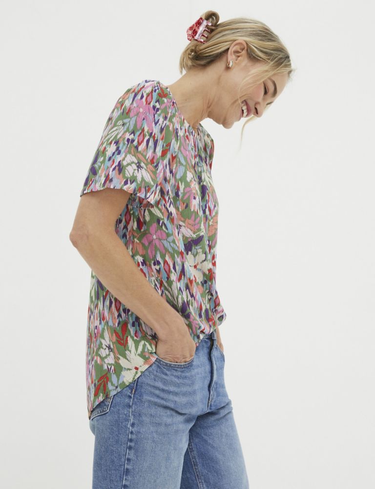 Floral Textured Round Neck Blouse 4 of 6