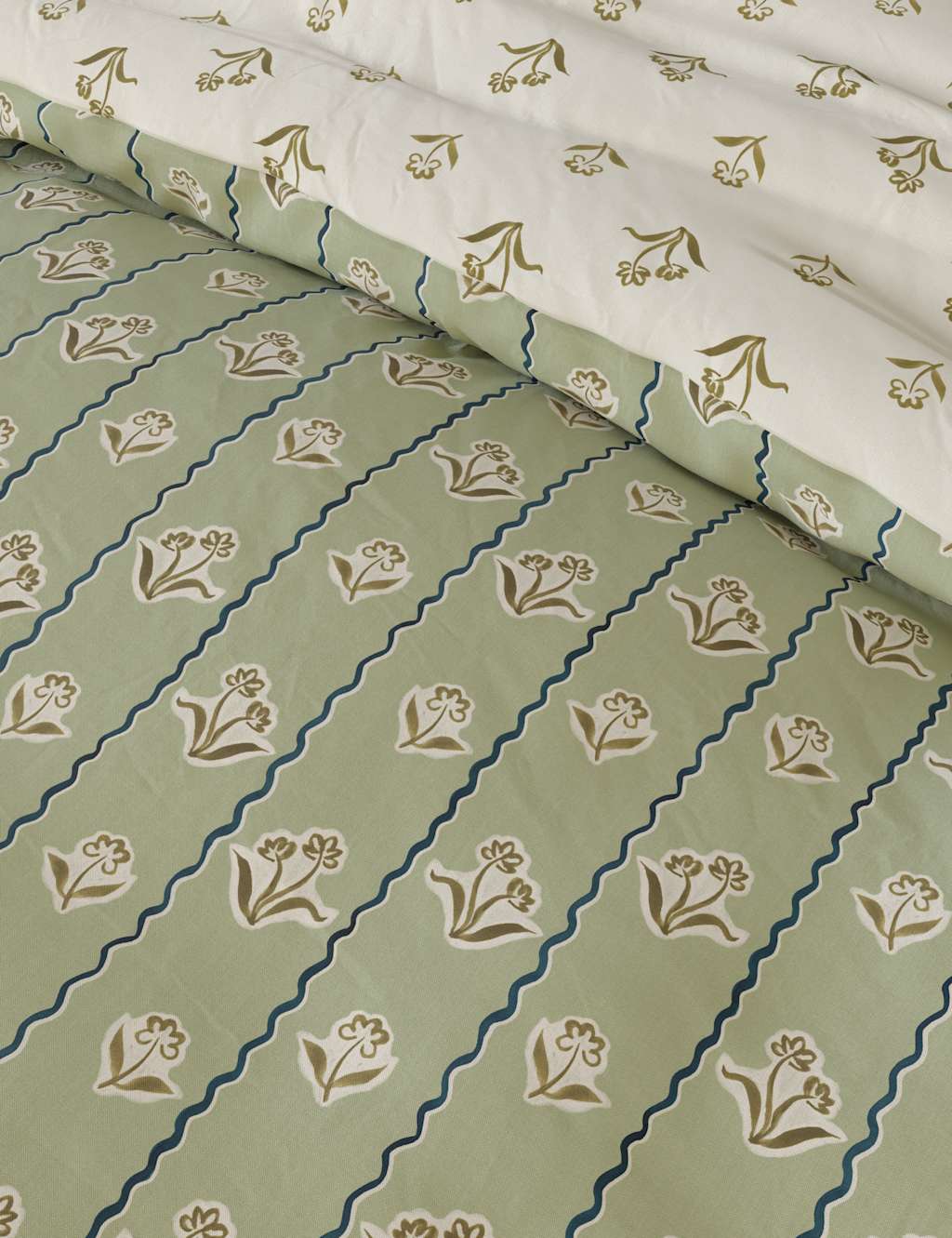 Cotton Rich Floral Ruffle Edge Bedding Set image 3
