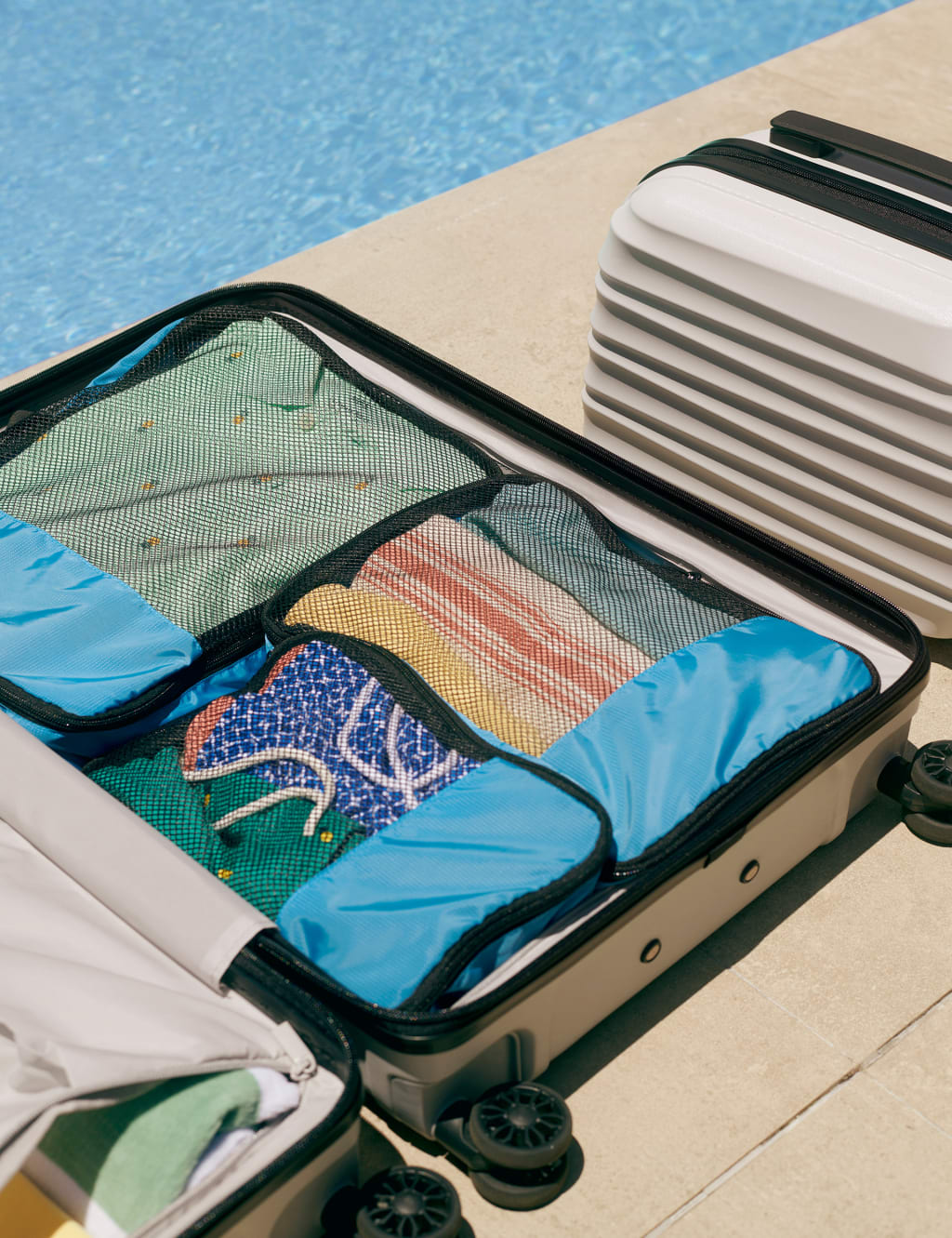 Oslo 4 Wheel Hard Shell Cabin Suitcase image 2