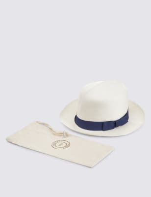 Folding store panama hat