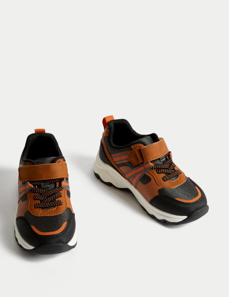 Water clearance resistant trainers