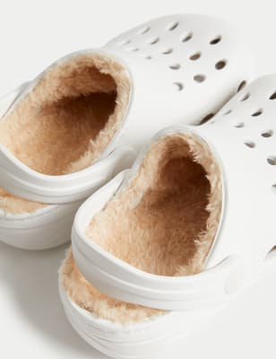 White fur 2025 lined crocs