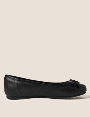 kids black pumps