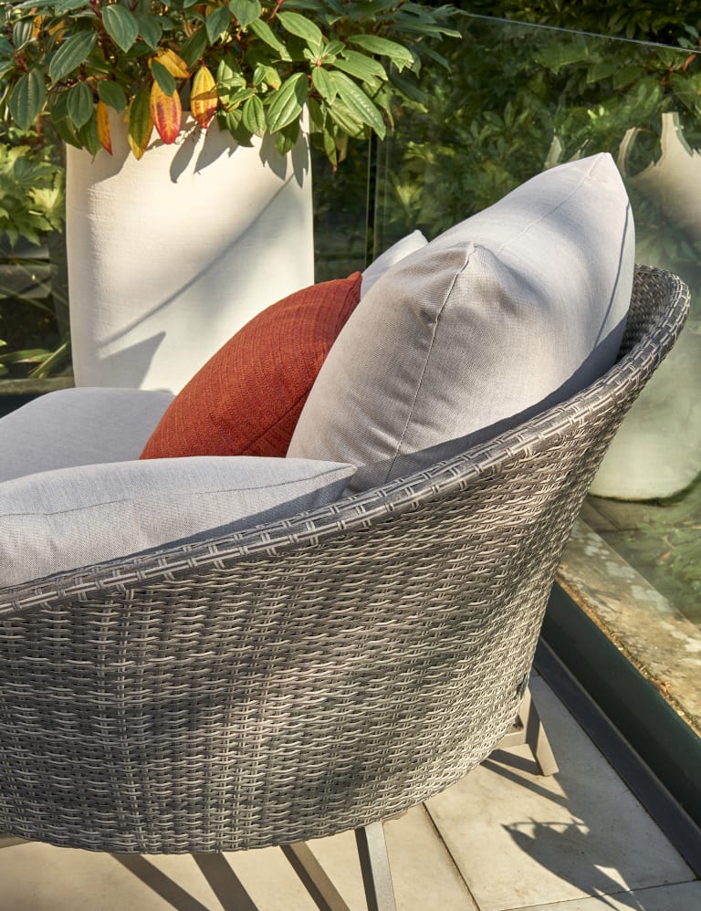 Kettler lamode lounge store chair with cushion