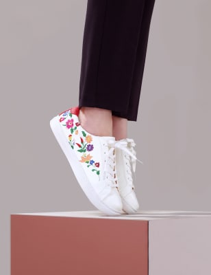 Trainers with store embroidered flowers