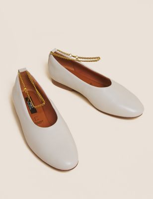 Ivory flat leather ballet pumps with gold-tone ankle chain detailing. Insolia Flex® makes walking in flats more comfortable by ensuring your foot is correctly placed within your shoes.
