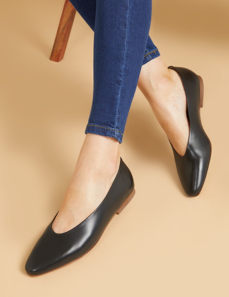Black flat pumps sales