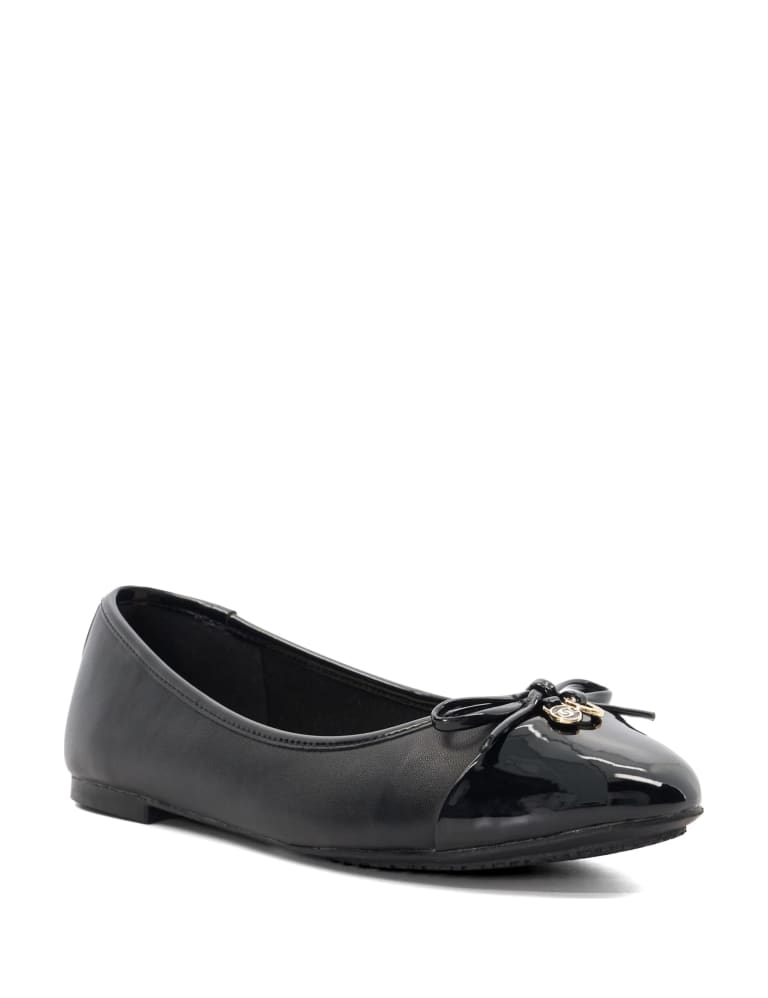 M&s white pumps 2025