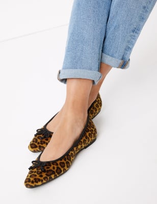 Leopard print flat outlet pumps