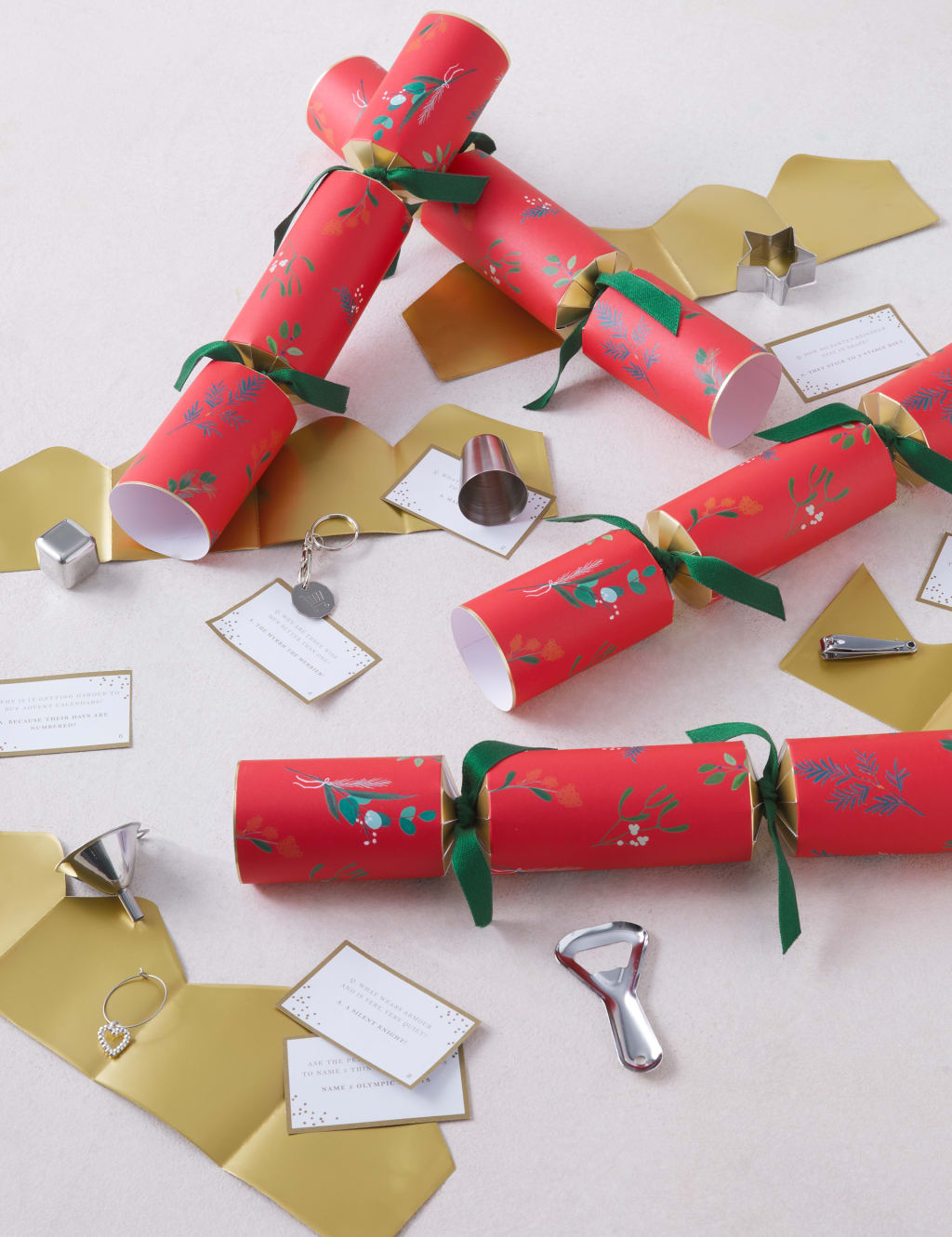 Luxury Heritage Christmas Crackers Pack of 8 in 1 Design M&S