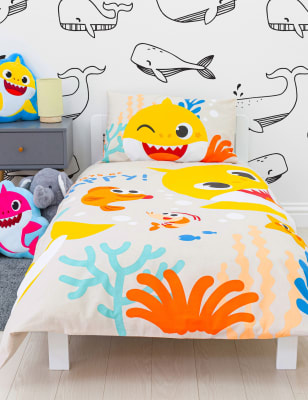 Inmuebles el propósito Corte Ropa de cama para niños pequeños con algodón con diseño de Baby Shark™ |  M&S ES