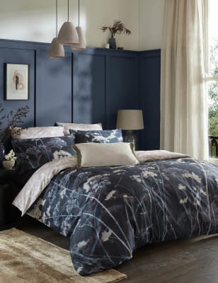 

Graham & Brown Bettwäscheset aus reiner Baumwolle mit gepresstem Blumenmotiv - Indigo, Indigo