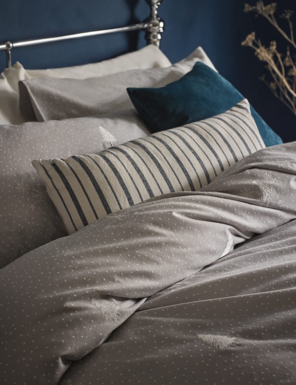 Pure Brushed Cotton Snowflake Embroidered Bedding Set image 3
