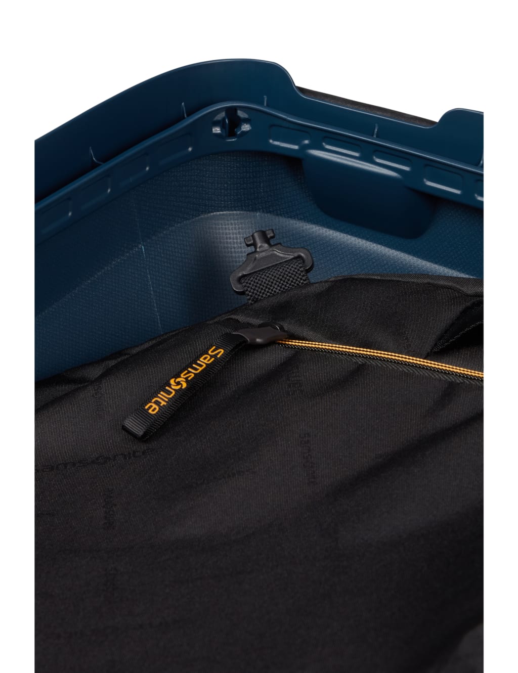 Essens 4 Wheel Hard Shell Cabin Suitcase image 5