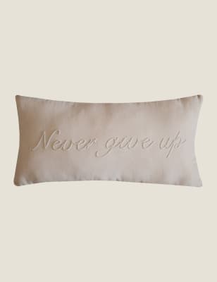 

Amanda Holden Samtkissen mit Verzierung und Schriftzug „Never Give Up“ - Creme, Creme