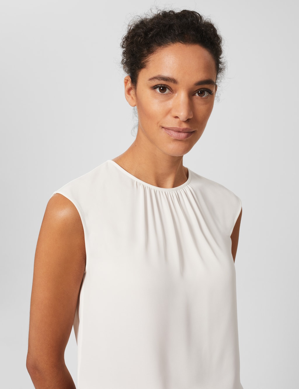 Crew Neck Sleeveless Blouse image 2